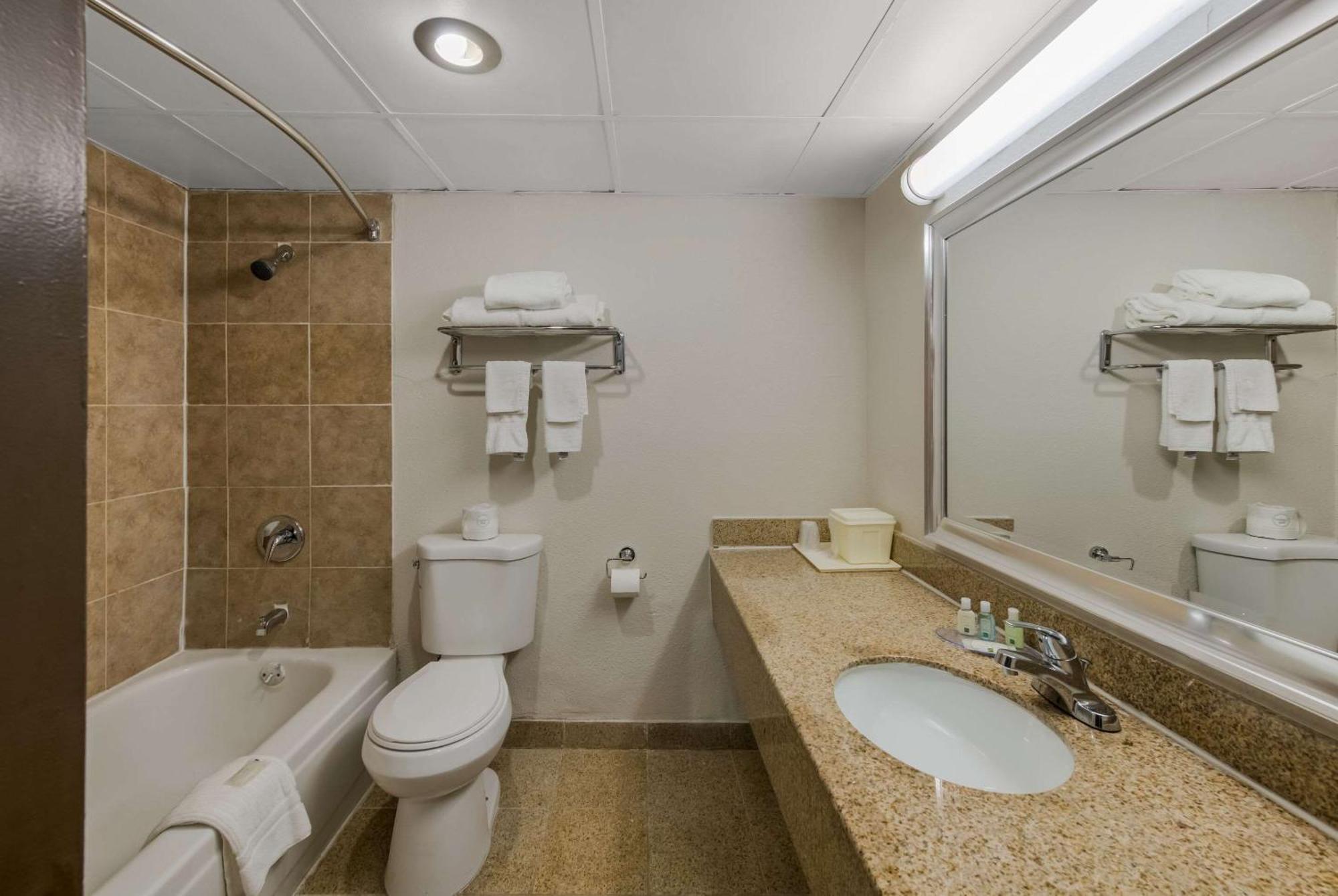 Quality Inn Airport Woodson Terrace Exterior photo
