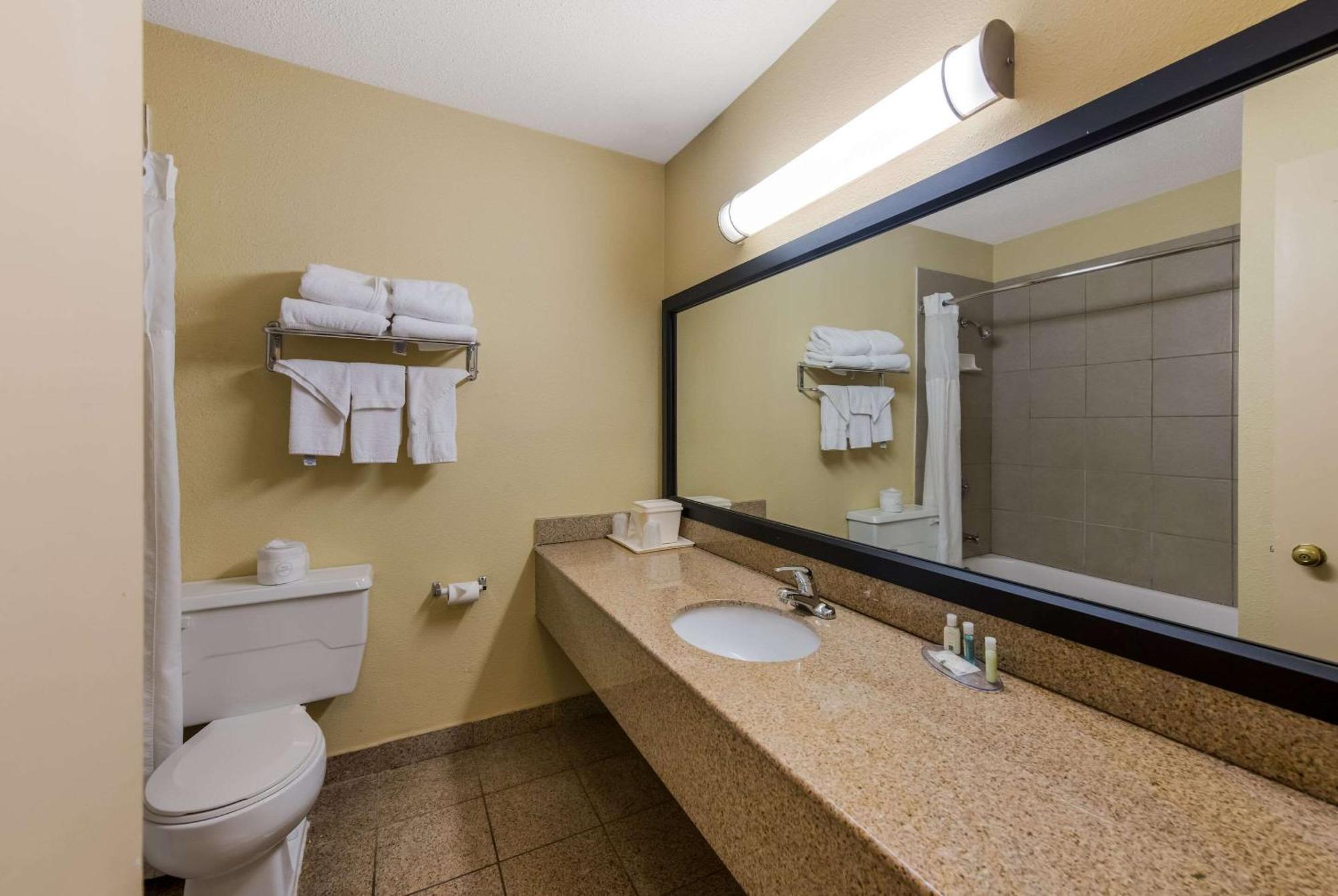 Quality Inn Airport Woodson Terrace Exterior photo