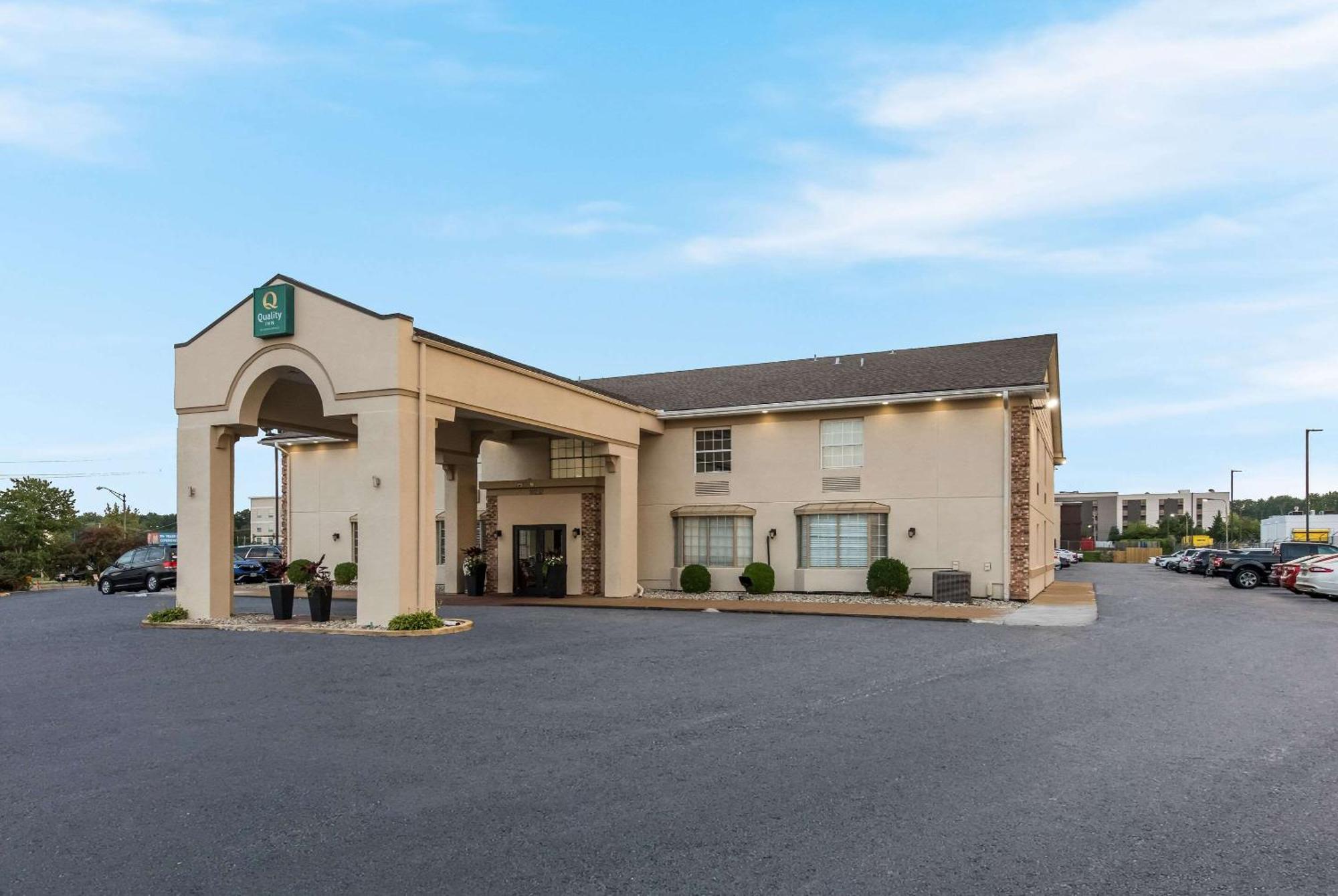 Quality Inn Airport Woodson Terrace Exterior photo