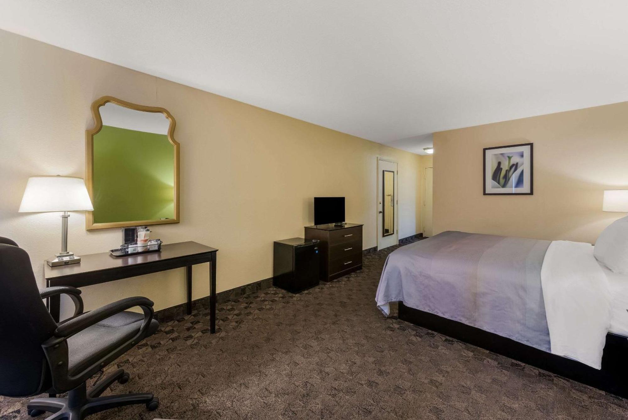 Quality Inn Airport Woodson Terrace Exterior photo