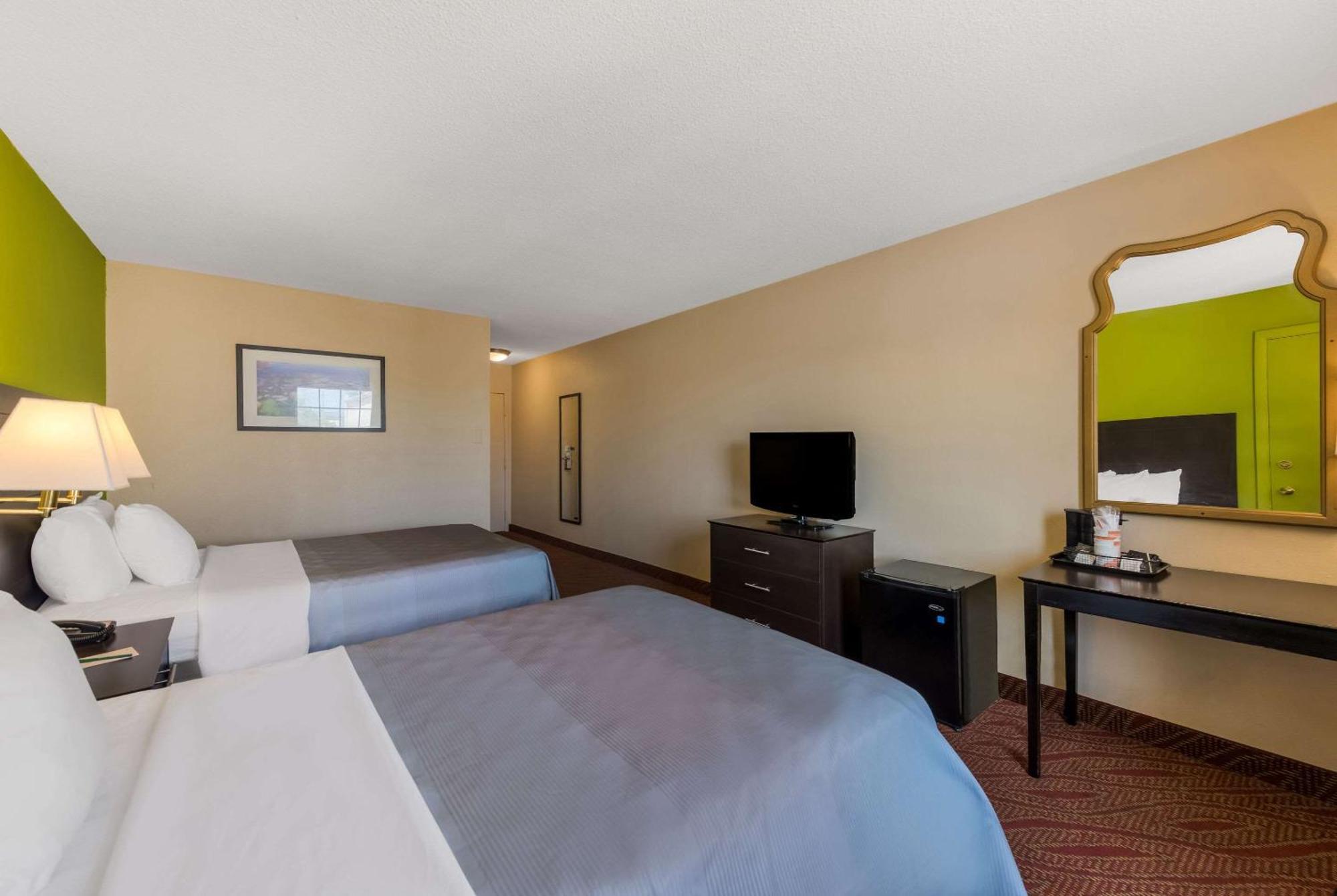 Quality Inn Airport Woodson Terrace Exterior photo