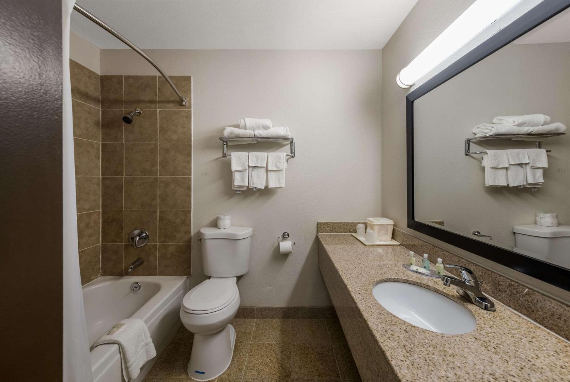 Quality Inn Airport Woodson Terrace Exterior photo
