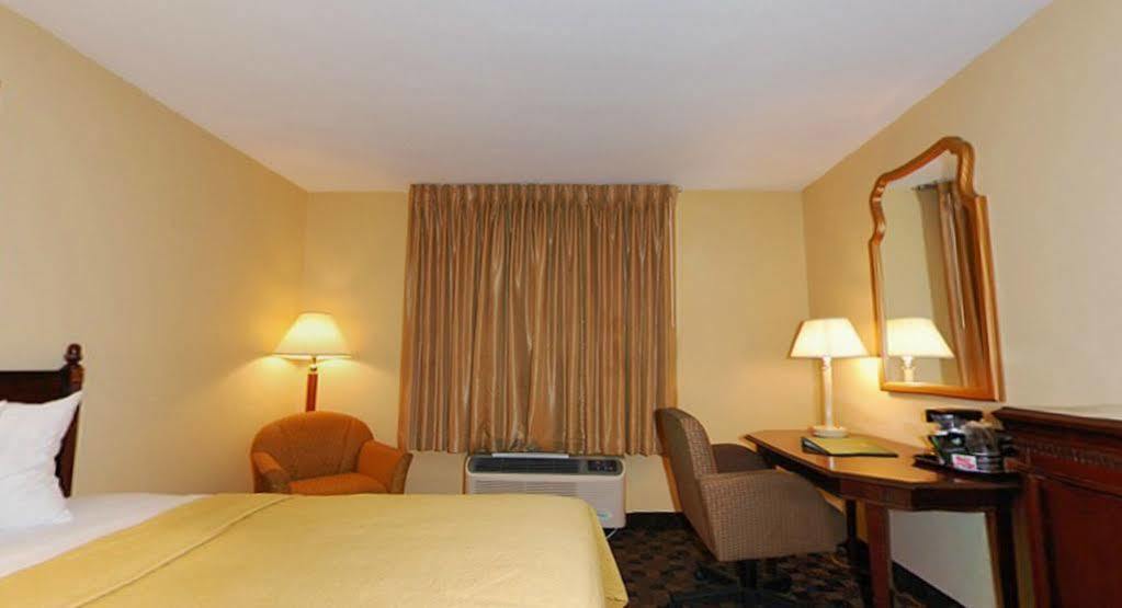 Quality Inn Airport Woodson Terrace Exterior photo