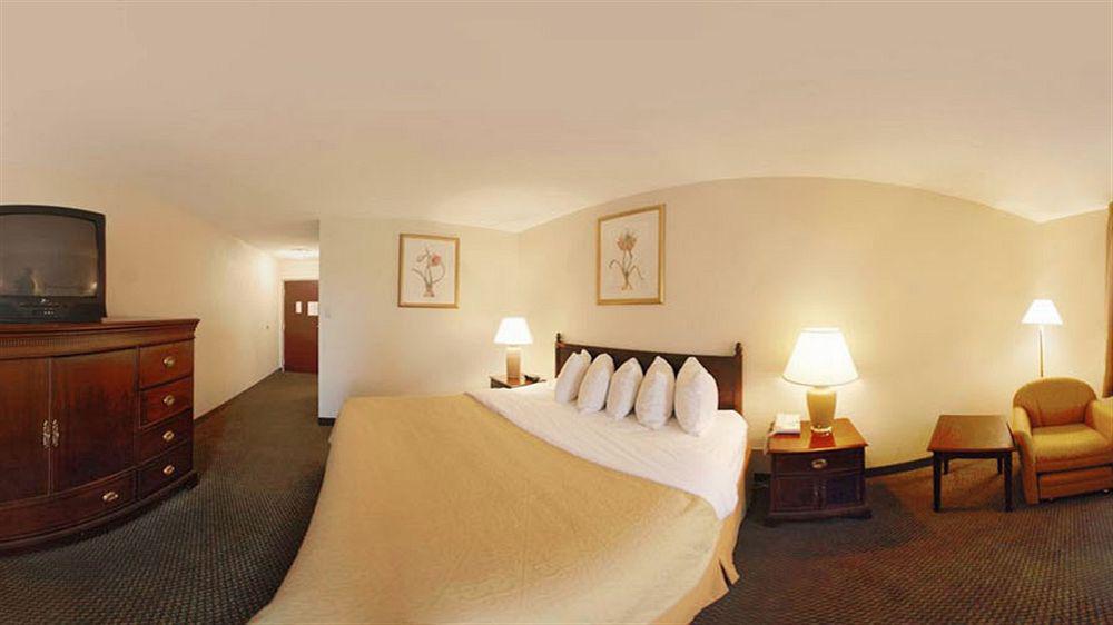 Quality Inn Airport Woodson Terrace Exterior photo