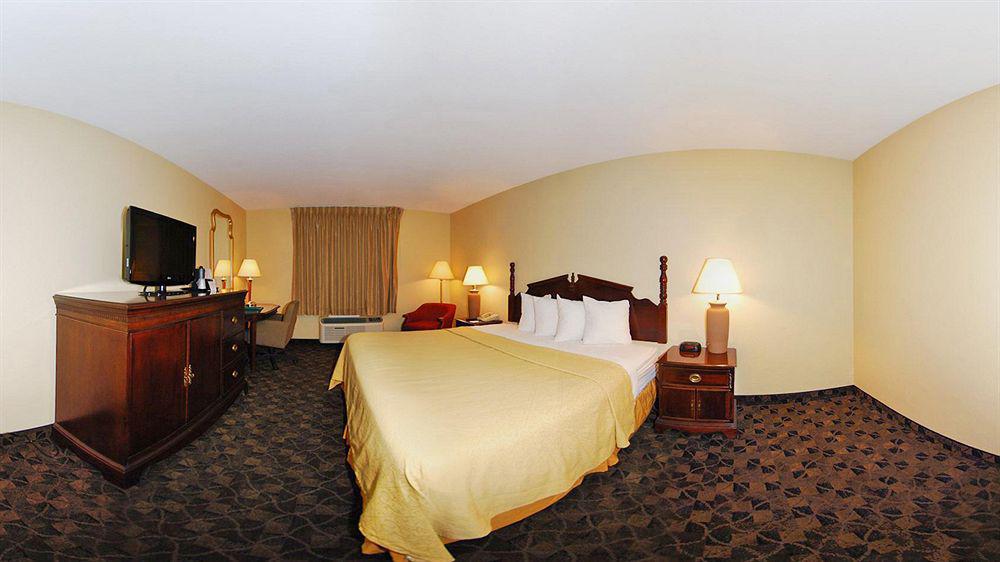 Quality Inn Airport Woodson Terrace Exterior photo